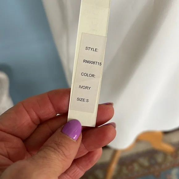 NWT Robbi & Nikki size small ivory ruffle top - Picture 5 of 7